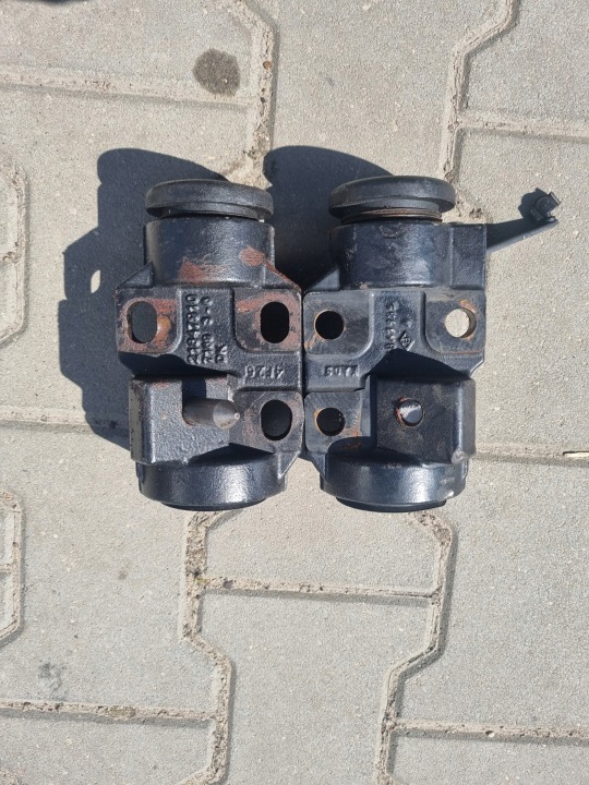 Kuorma-auton ohjaamon kallistuslaakerin kiinnike Renault Gama T Range C