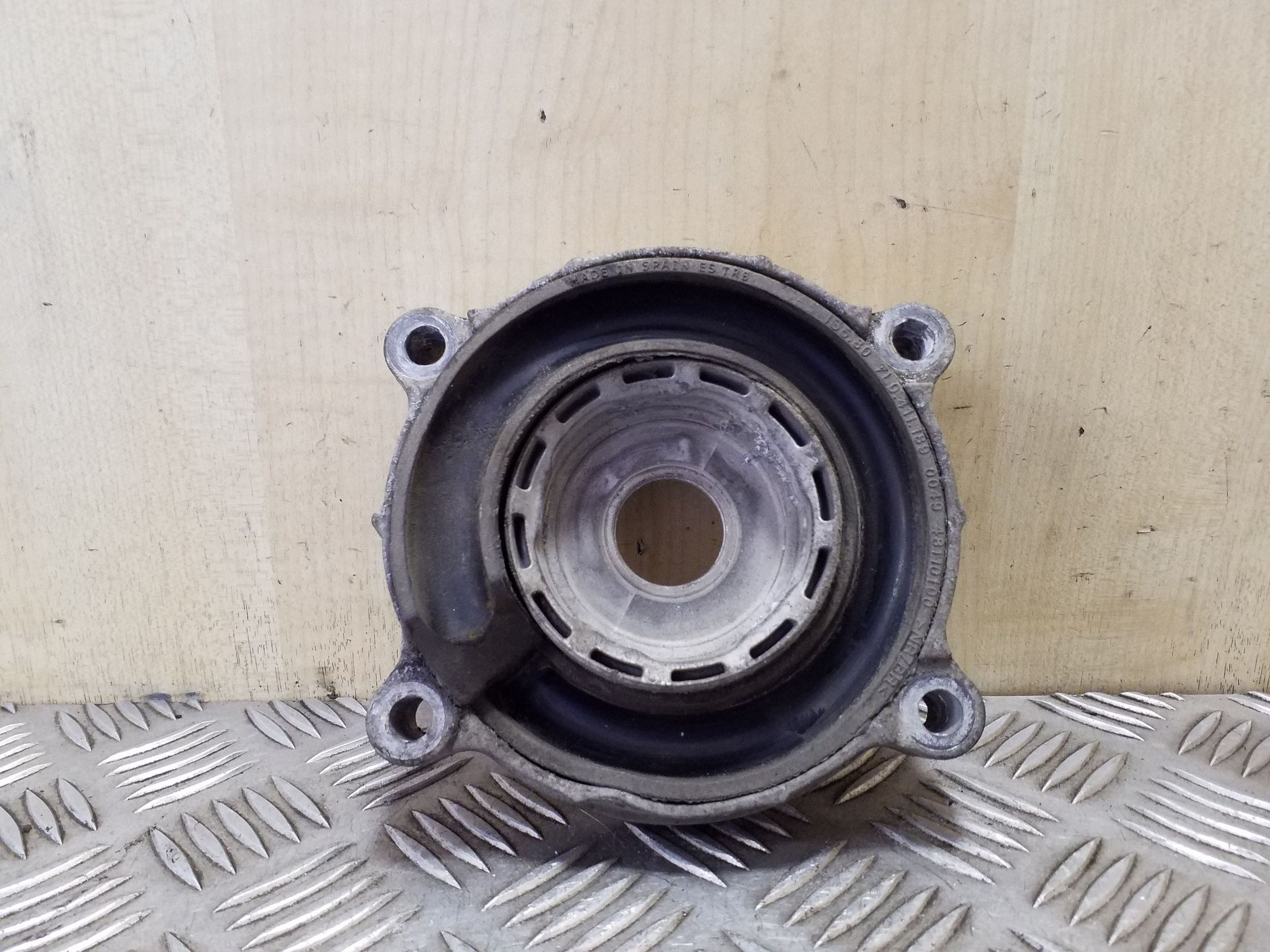 Jousen kumituki vasen etu VW Touareg 7L 3.0 TDI 7L0411189