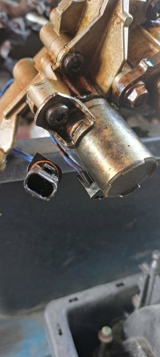 Öljynpaineanturi pumpusta 3.6 V6 Jeep Dodge Chrysler 11-21