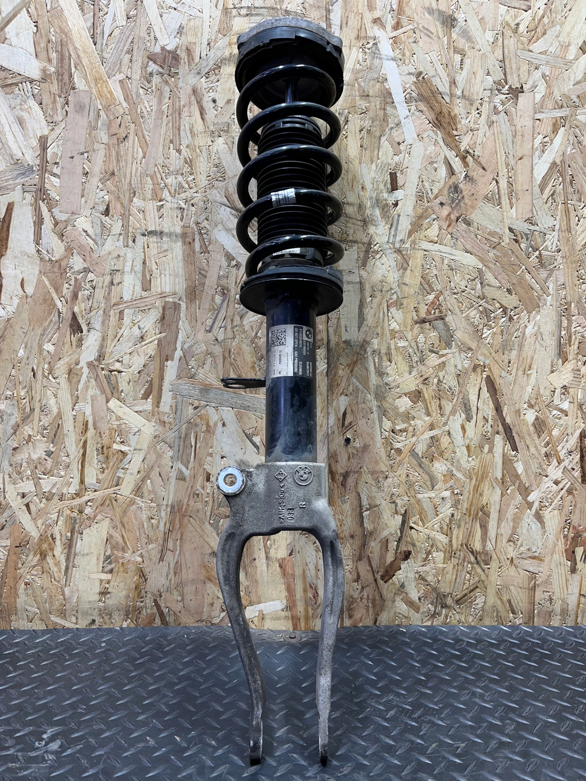 BMW G31 Front Right Shock Absorber 6880084