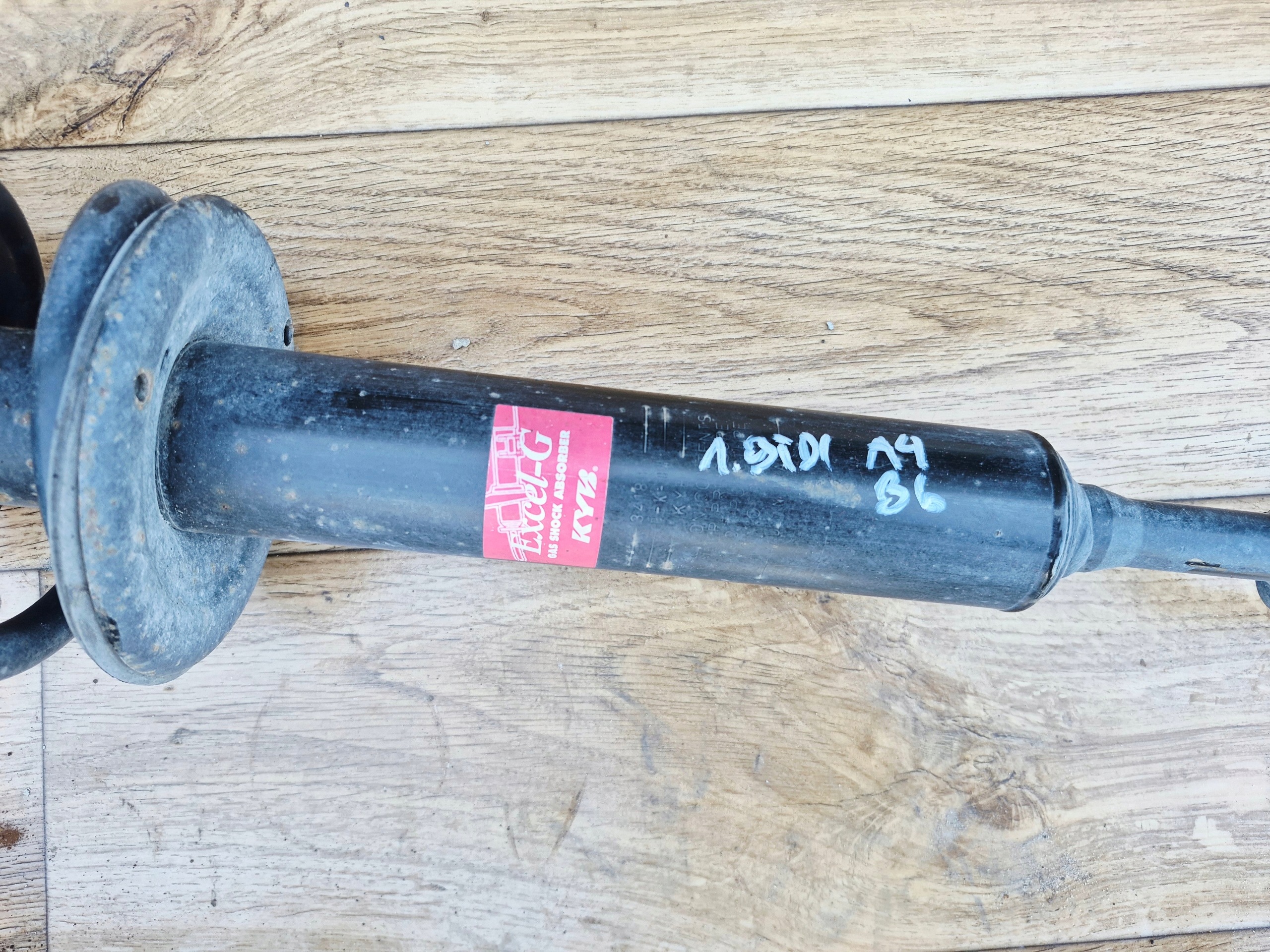 KYB Shock Absorber Audi Front A4 Seat Exeo 1.6-3.2FSI 11.00- Left/Right