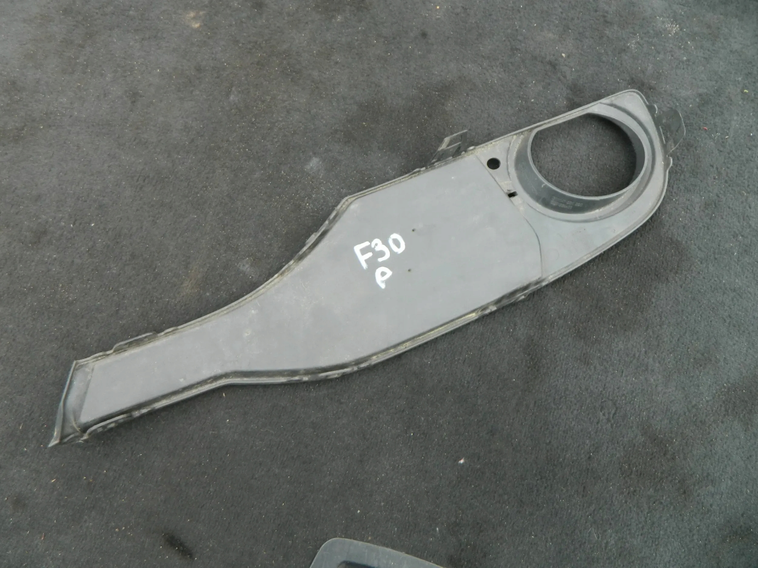 BMW F30 F31 Etusäleikkö oikea 7281920