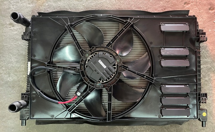 Volkswagen OE 5Q0121251T Radiatore, raffreddamento motore