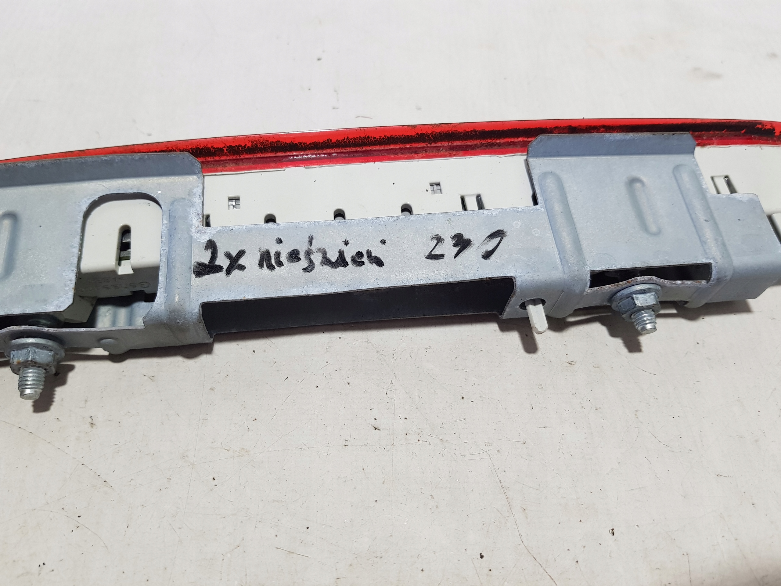 Feu stop dans hayon Mercedes SL R230 W230 2308200856 image 3