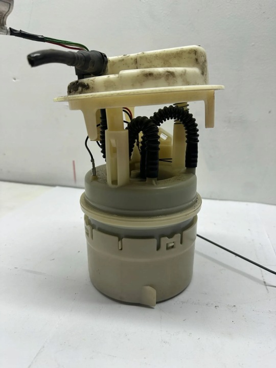 Polttoainepumppu kellukkeella Peugeot 20W 6 1.4 9643320380