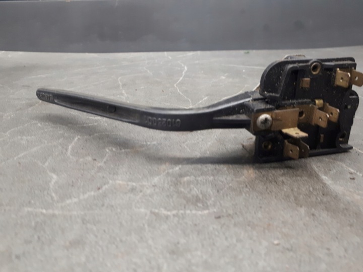61023001 suuntavilkun katkaisin peugeot 104