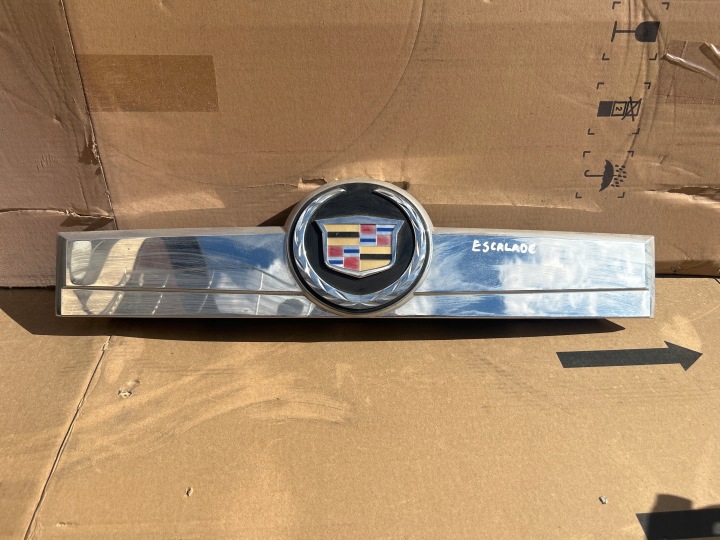 Lista kromi takaluukun yläpuolella Cadillac Escalade 07-14