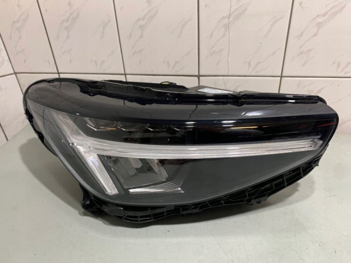 VOLVO XC40 II LIFT OIKEA ETUVALO 32338909 TÄYDELLINEN MODUULI EUROOPPA ALKUP.