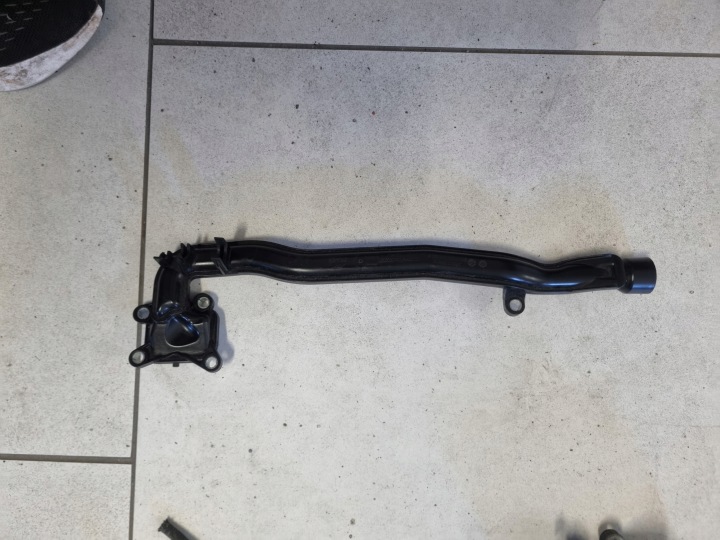 Öljynerottimen putki Mercedes AMG GT 4.0 A1780103100