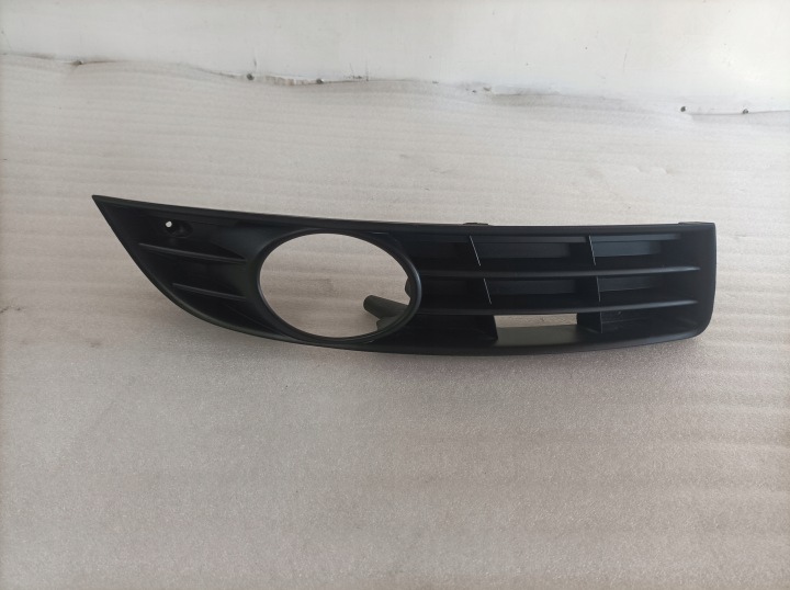 VW Passat B6 05-15 etusäleikkö oikea 3C0853666A