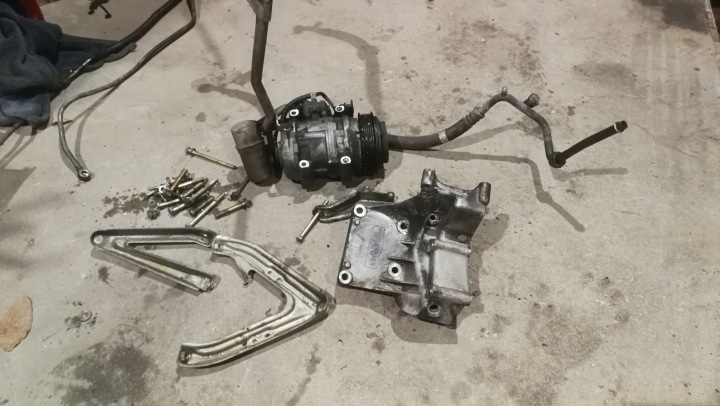 Mounting Bracket Air Conditioning Pump Mercedes W124 M102 200E 230E 2.0