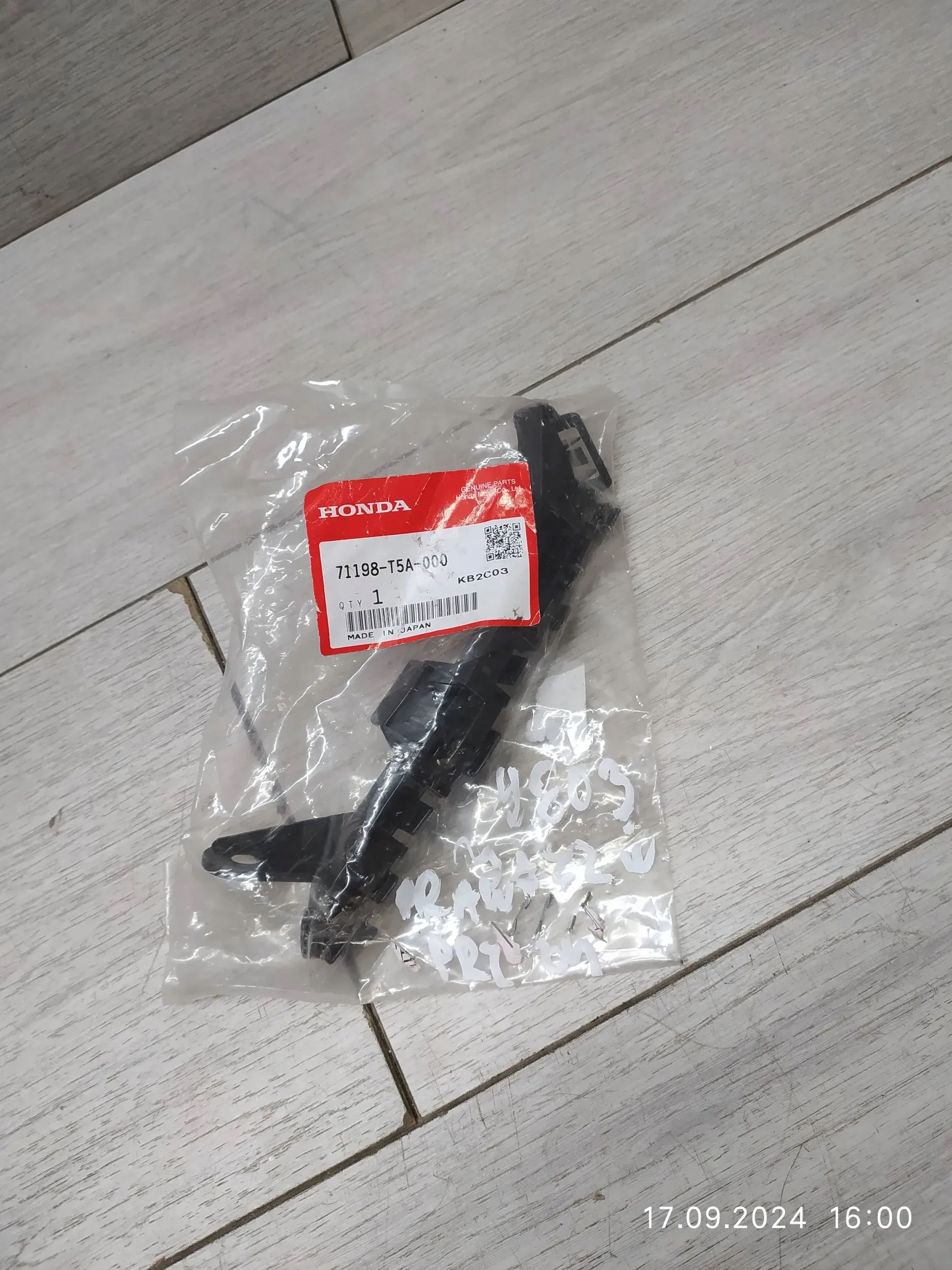 9803. HONDA JAZZ IV ETUSPOJAN LUISTO OIKEA 71198-T5A-000 image 2