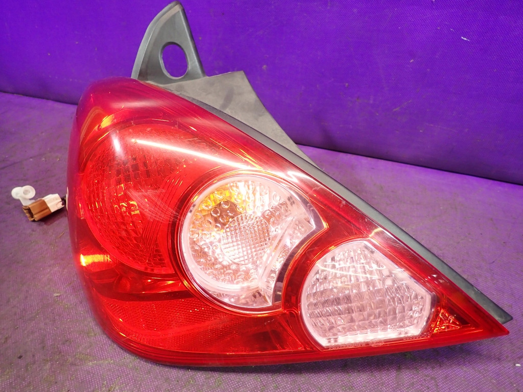 NISSAN TIIDA I HB 5D 06-09 LAMPE HINTEN LINKS 26555EM01A image 2