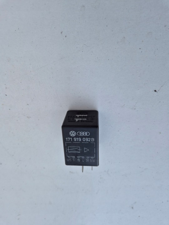321906059D Polttoainepumpun rele VW Volkswagen 2