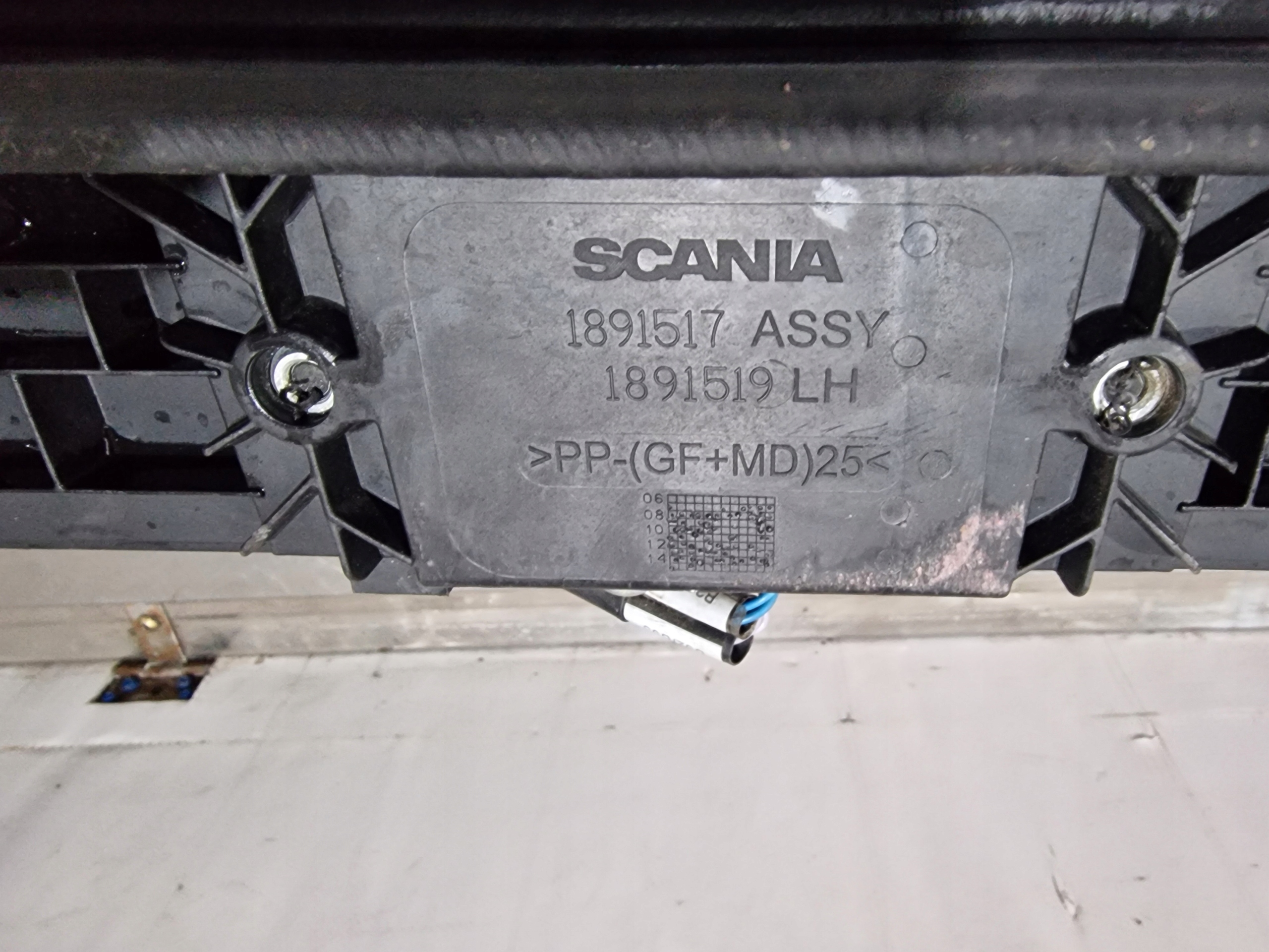 Handskfacksram dörr lucka hytt vänster Scania R 1891517 image 5