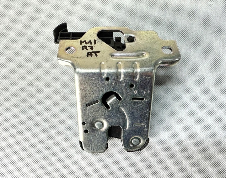 VW TIGUAN II PASSAT B8 TRUNK LID LOCK 5TA827505D OEM