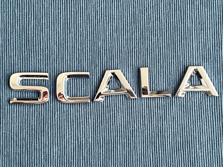 Emblema merkki teksti SCALA takaluukkuun musta