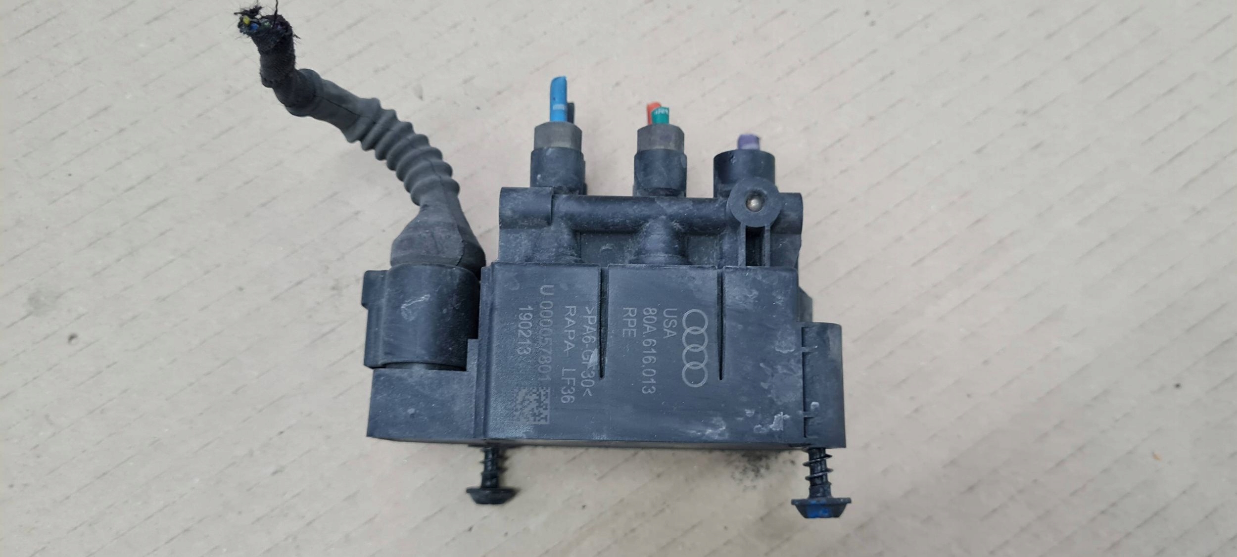 SQ5 80A Q5 Distribuidor Pneumático Bloco Suspensão 80A616013A image 2