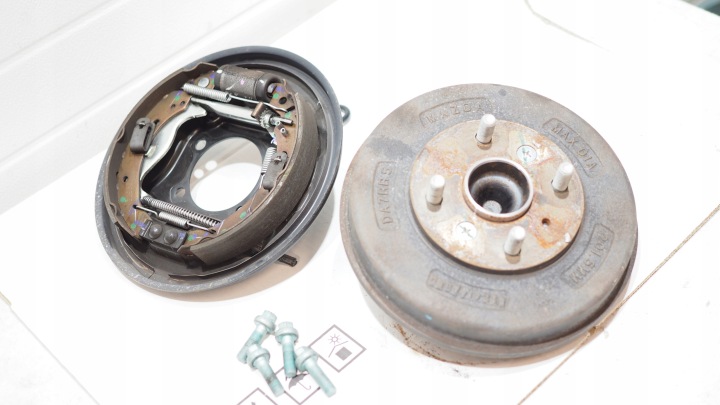 Tambor de freno zapatas buje maza Mazda 2 II DJ lado derecho trasero 15r