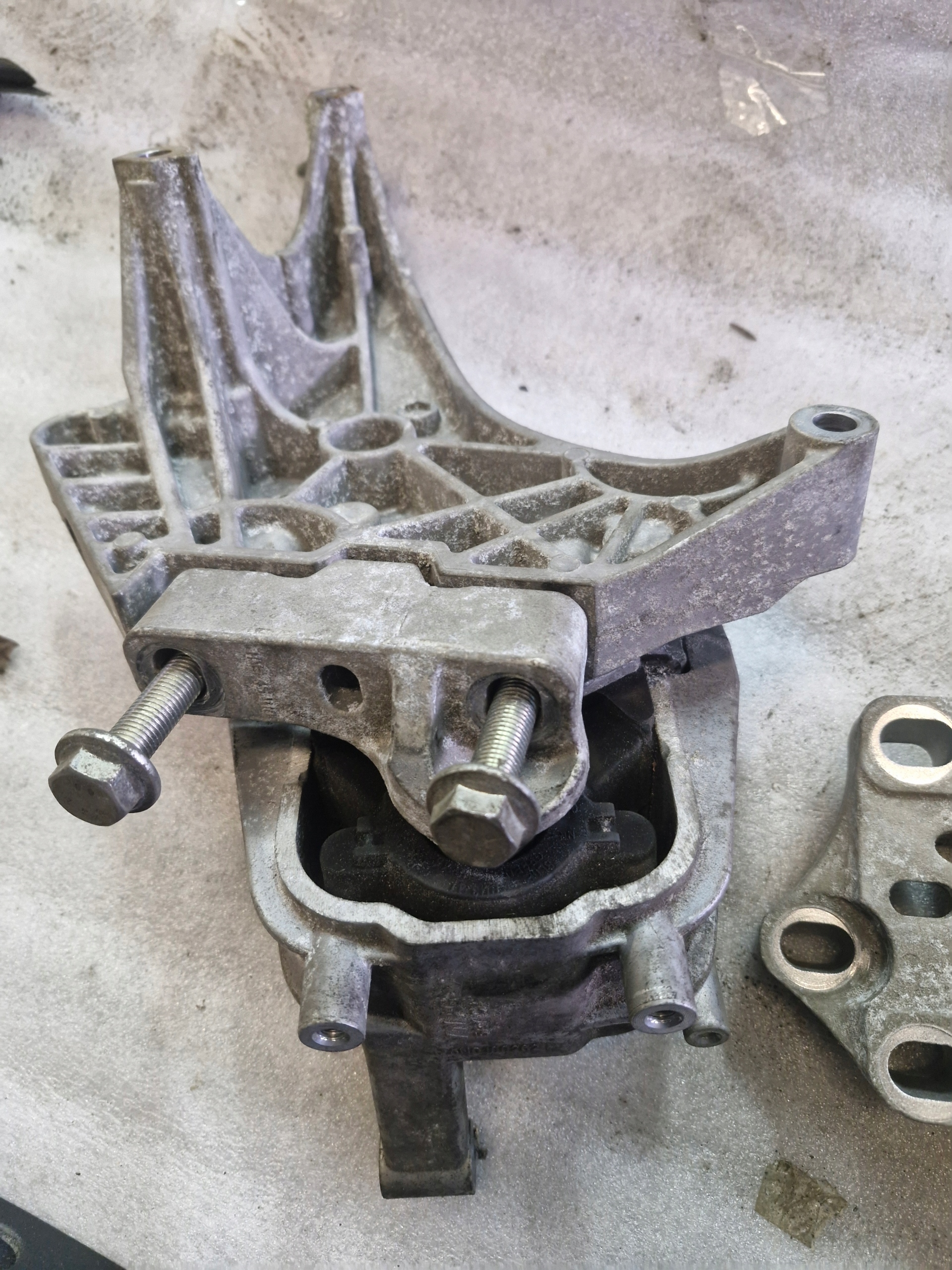 Moottorin kiinnike VW Tiguan I 5N0199262G