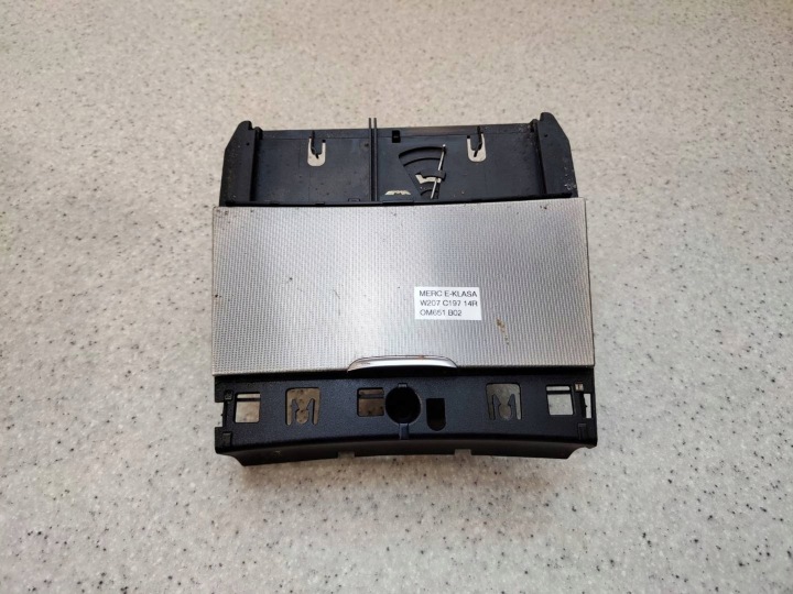 Tuhkakuppi tunnelilokero Mercedes W207 A207 E-sarja Coupe A2076804950