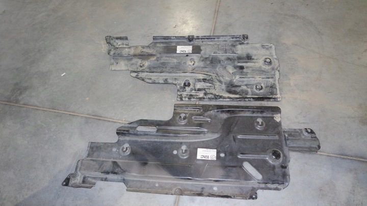 Alustan suojus vasen oikea Jeep Cherokee KL 68105933AB 68224914AA