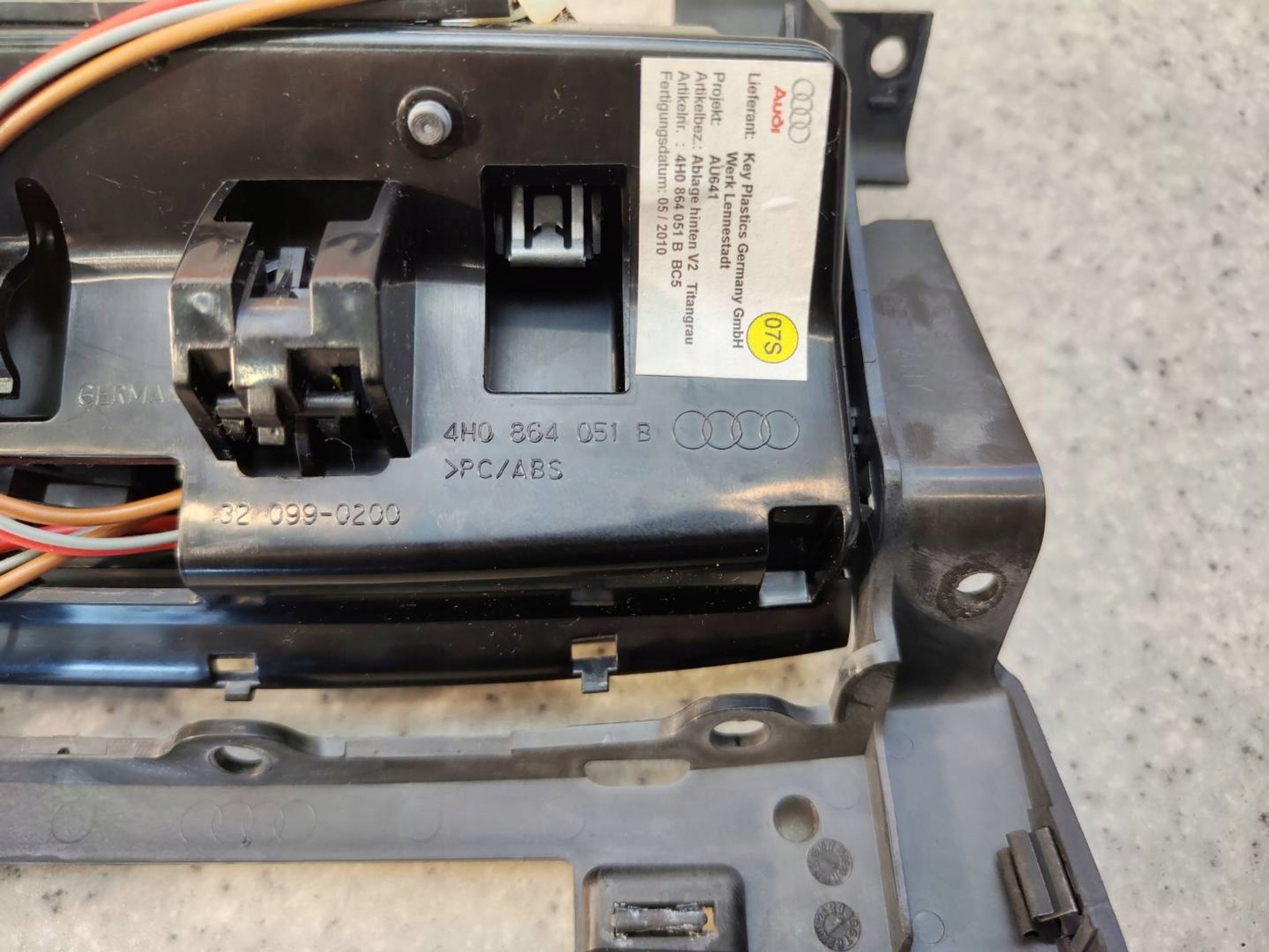 12V Uttag Infällbar Panel Audi A8 S8 D4 4H0864051B image 5