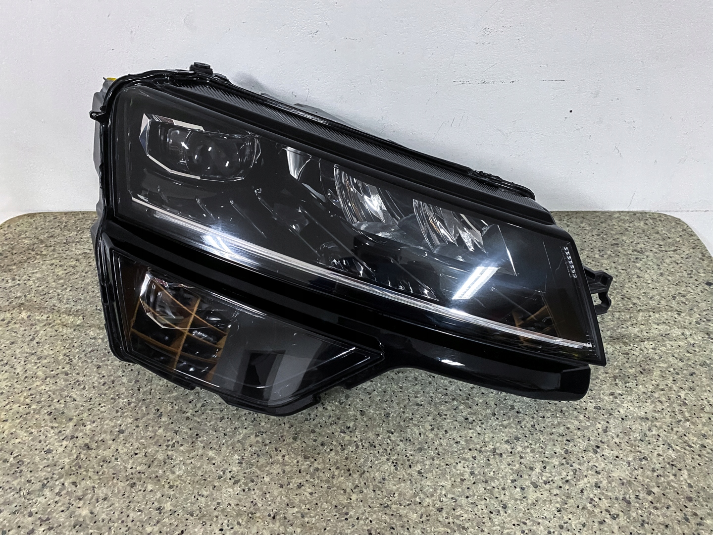 Oikea ajovalo Škoda Karoq Full LED EU 57B941018B kompletti ennen faceliftiä image 2