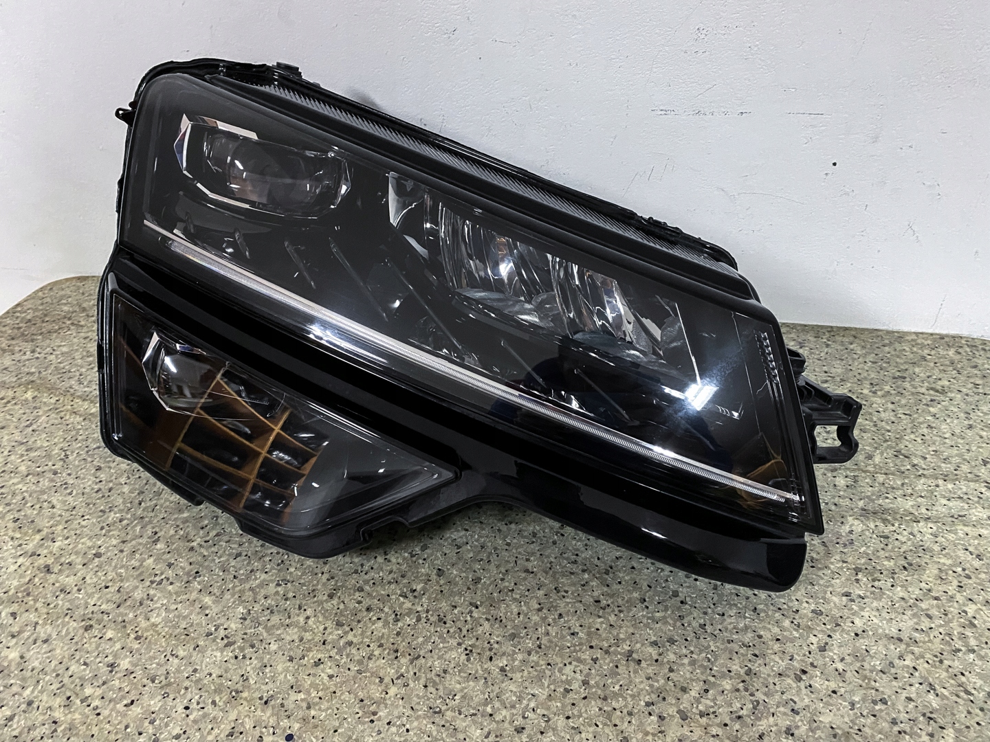 Oikea ajovalo Škoda Karoq Full LED EU 57B941018B kompletti ennen faceliftiä
