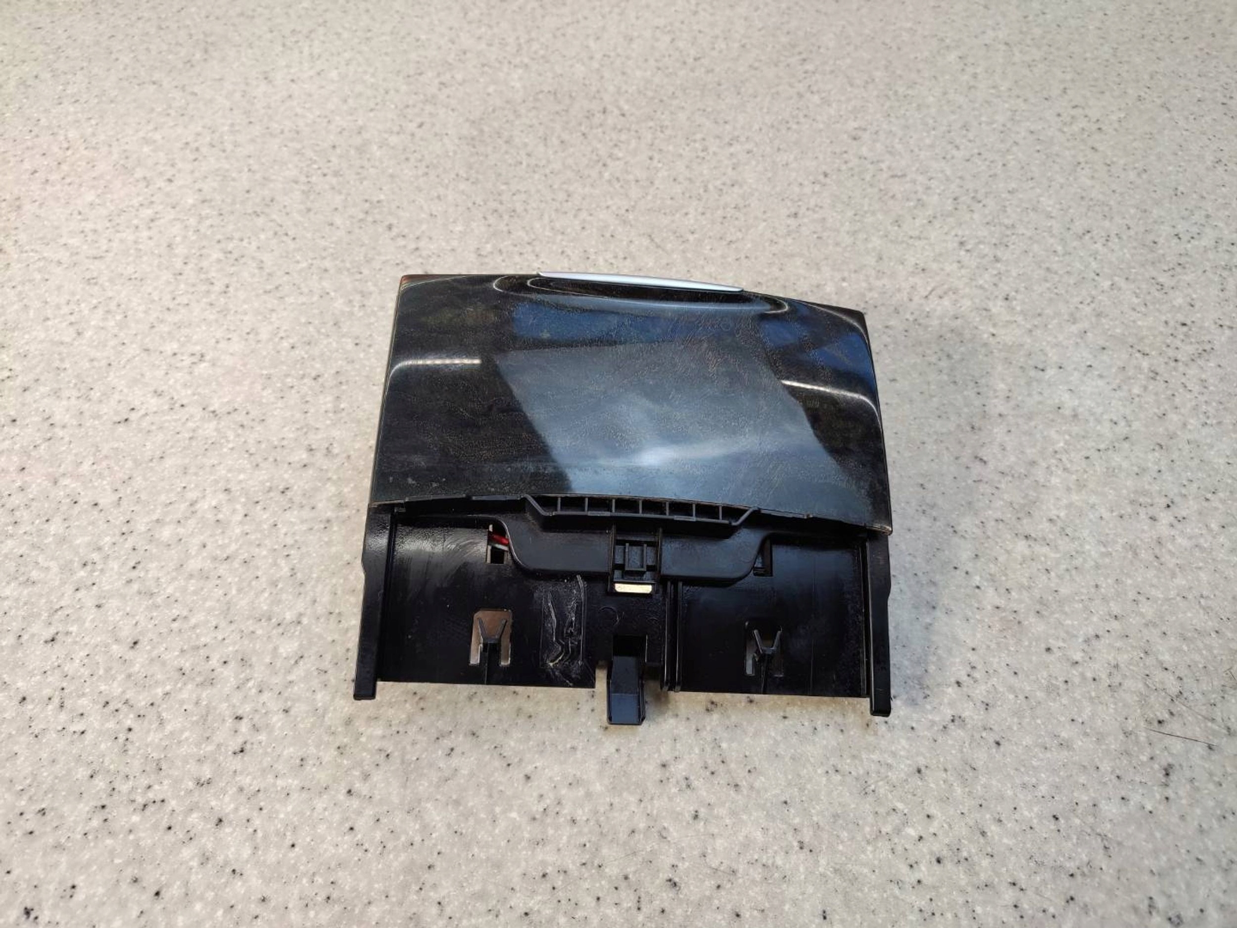 Tuhkakuppi 12V pistorasia Mercedes C218 W218 CLS A2186800750