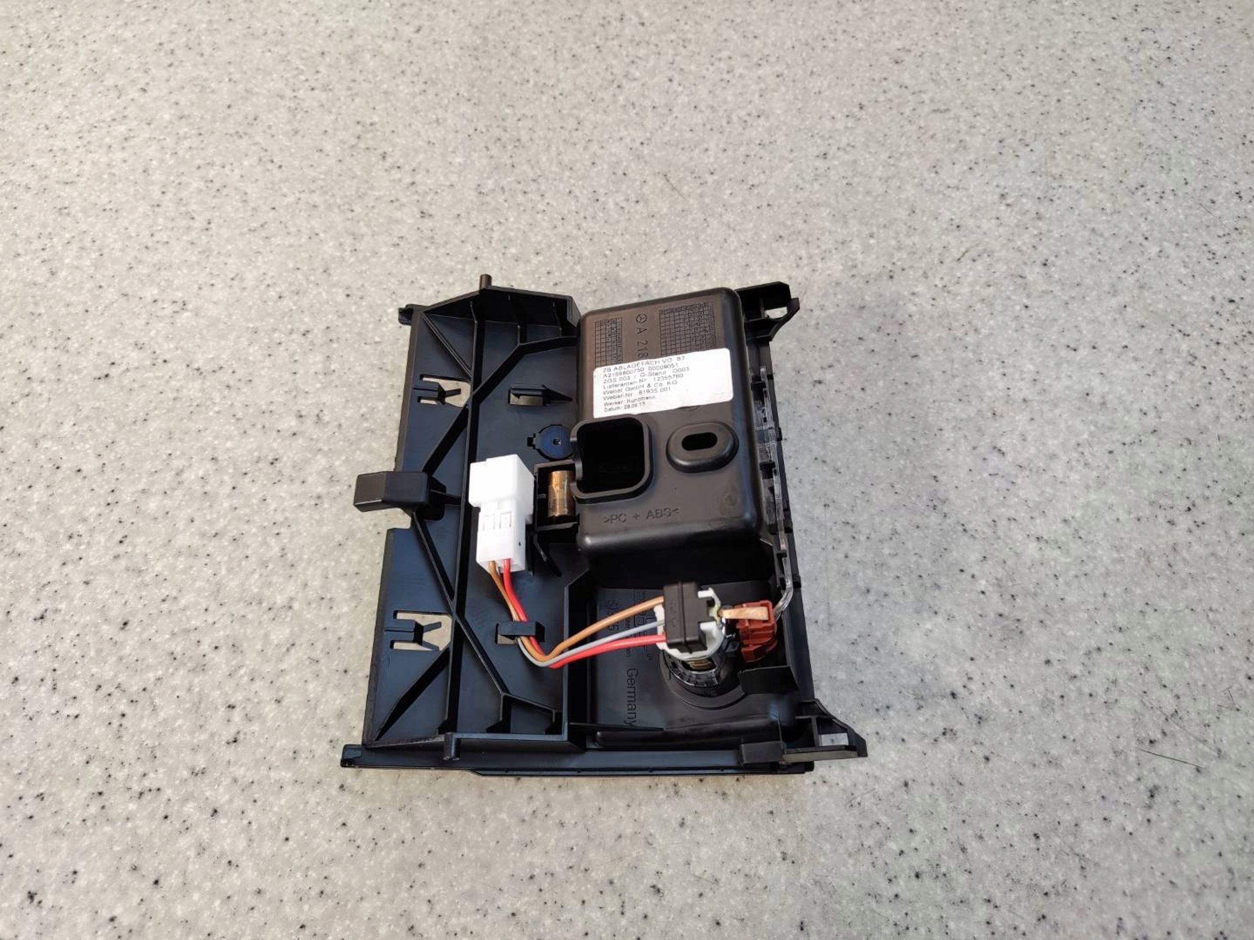 Aschenbecher 12V Steckdose Mercedes C218 W218 CLS A2186800750 image 3