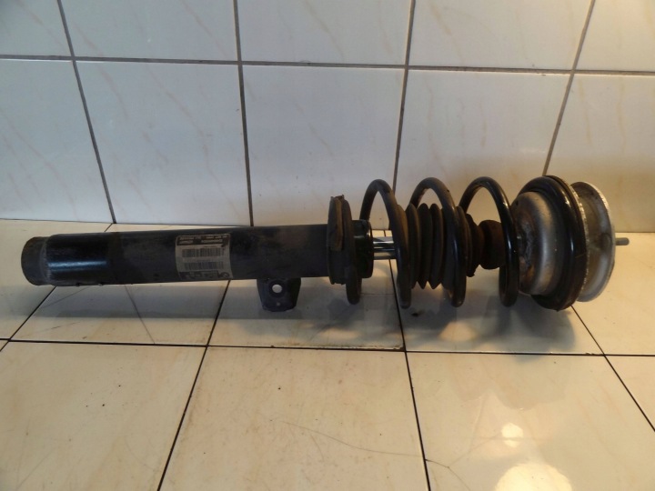 BMW X1 E84 2012 SUV 2.0 B McPherson rechts vorne 3131-6789574
