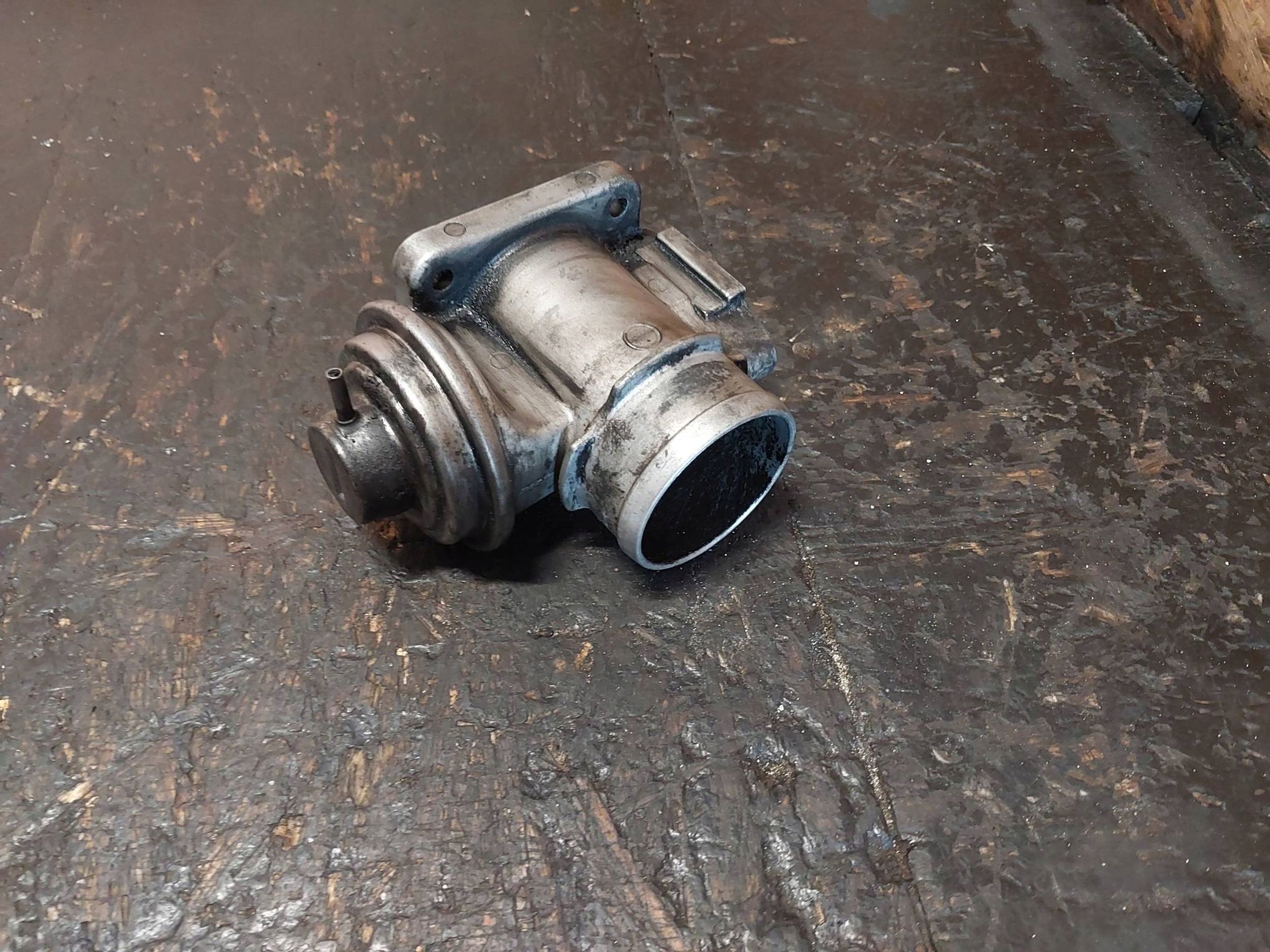 EGR-Ventil BMW 5 E39 525tds M51D25 256T1 11712248139 image 2