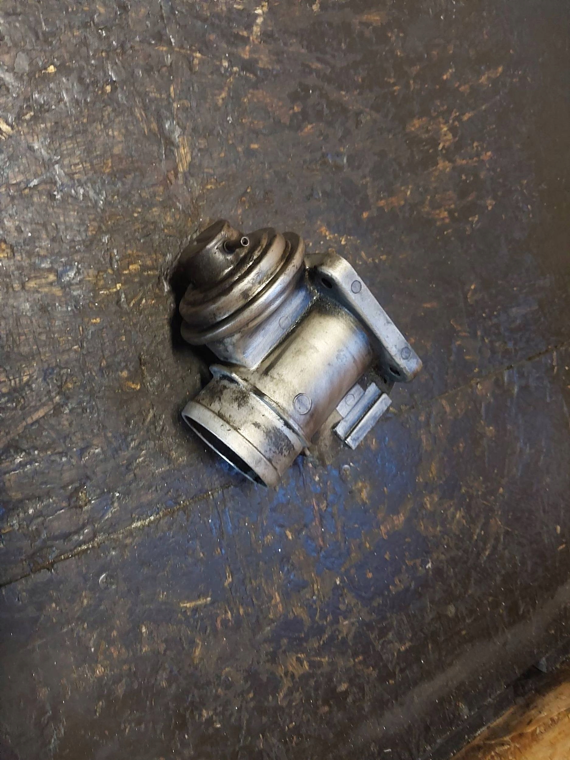 EGR-Ventil BMW 5 E39 525tds M51D25 256T1 11712248139 image 3