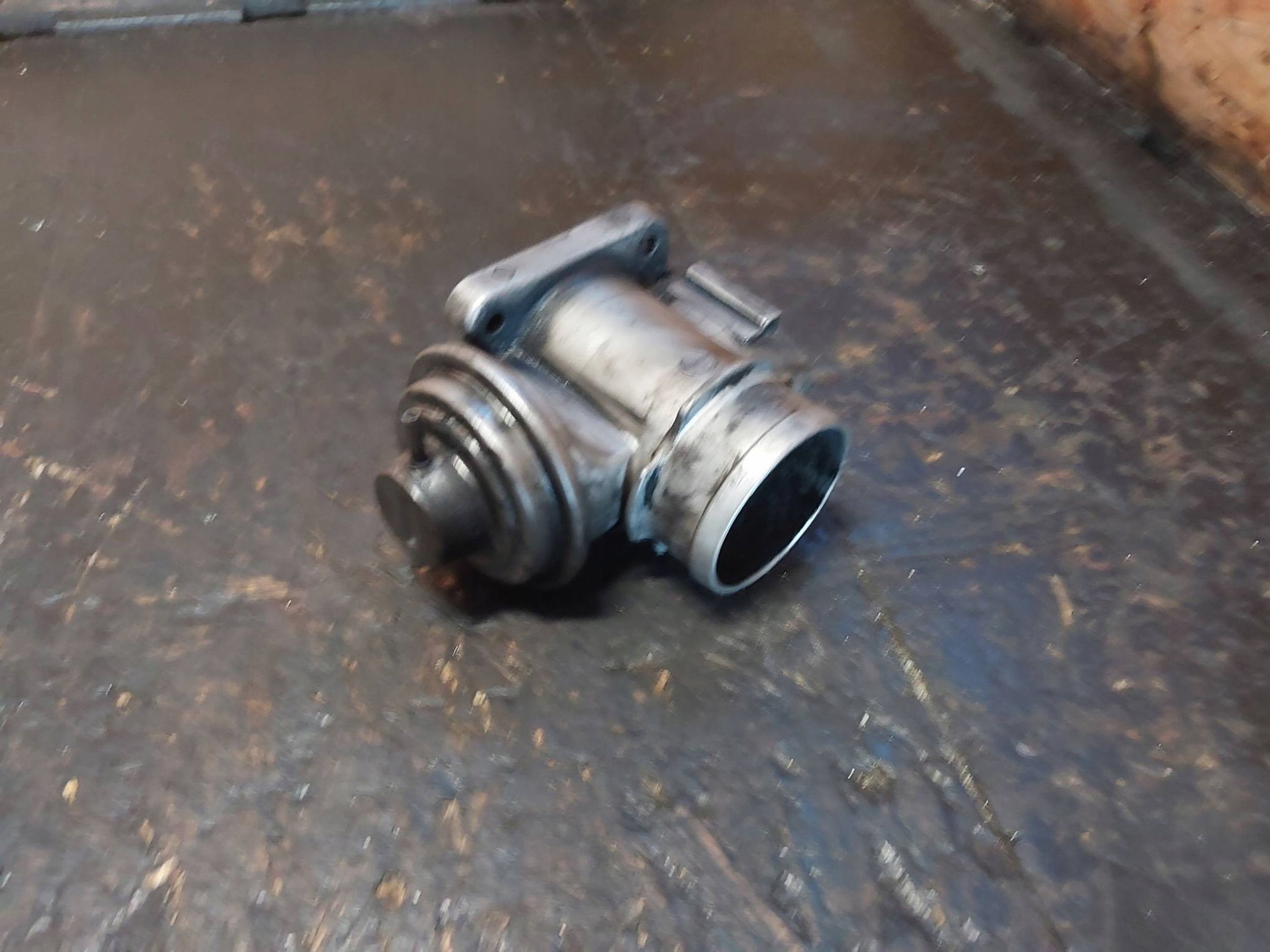 EGR-Ventil BMW 5 E39 525tds M51D25 256T1 11712248139 image 4