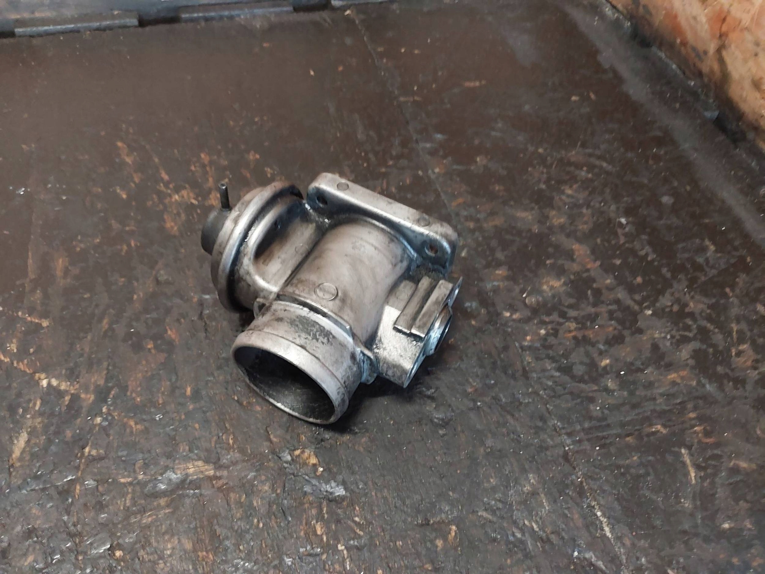 EGR-Ventil BMW 5 E39 525tds M51D25 256T1 11712248139 image 5