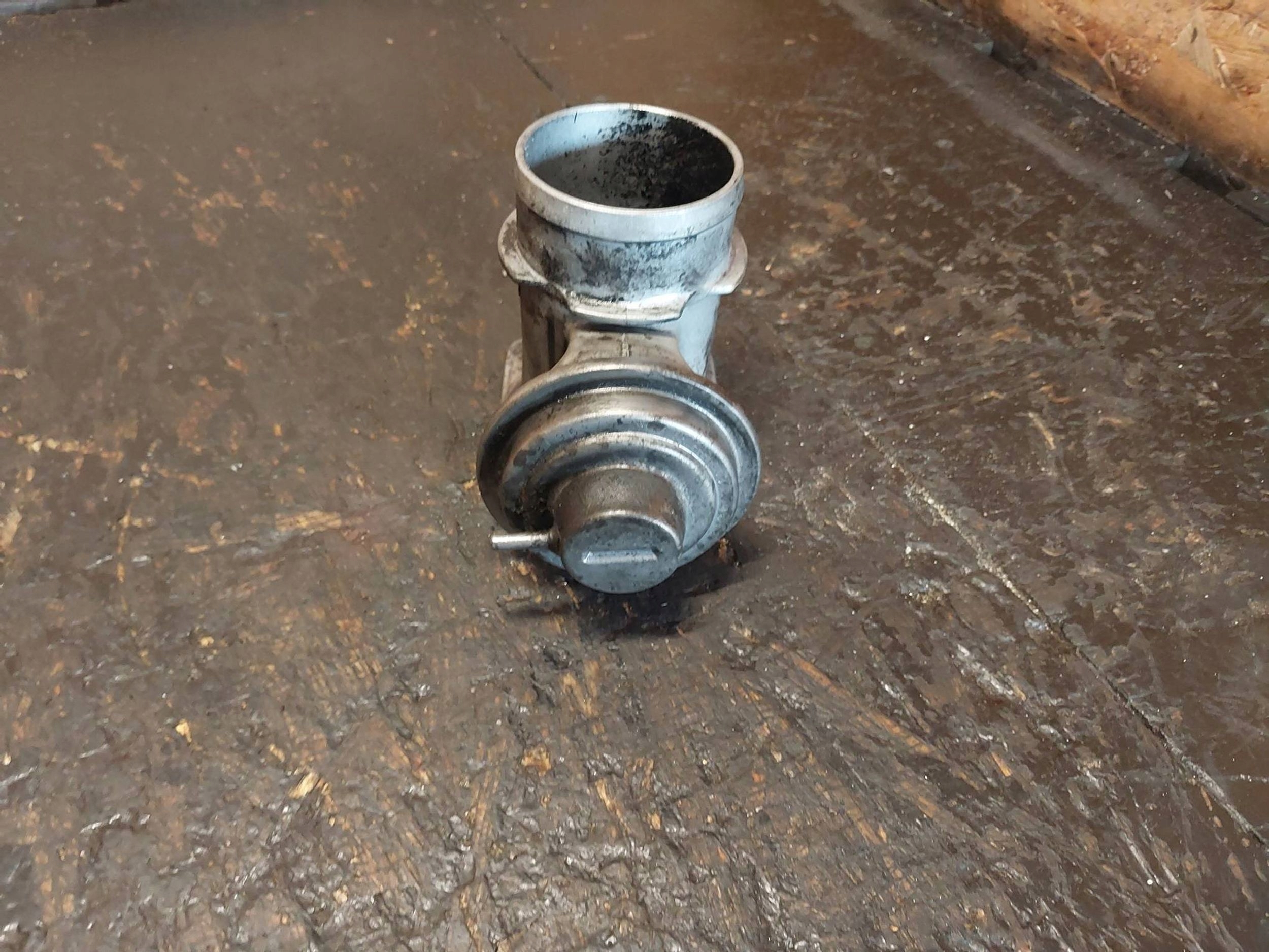 EGR-Ventil BMW 5 E39 525tds M51D25 256T1 11712248139 image 9