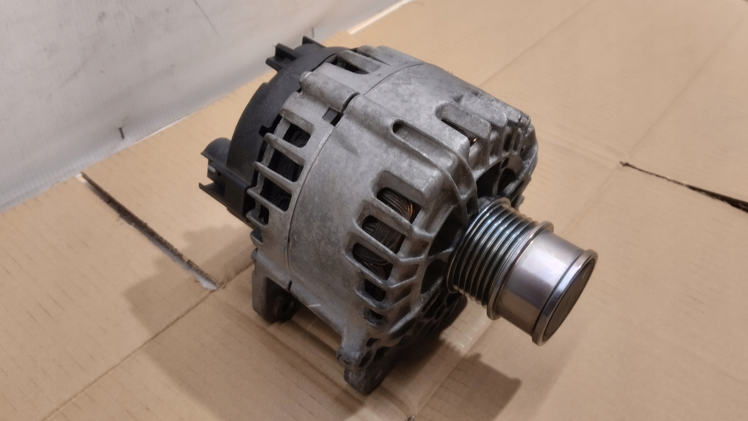 Alternator Volkswagen OE 04C903023M image 3