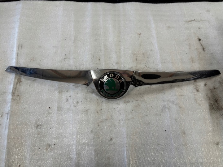 Etusäleikkö etupuskurin maski Skoda Roomster lift Fabia II 5J0853633A
