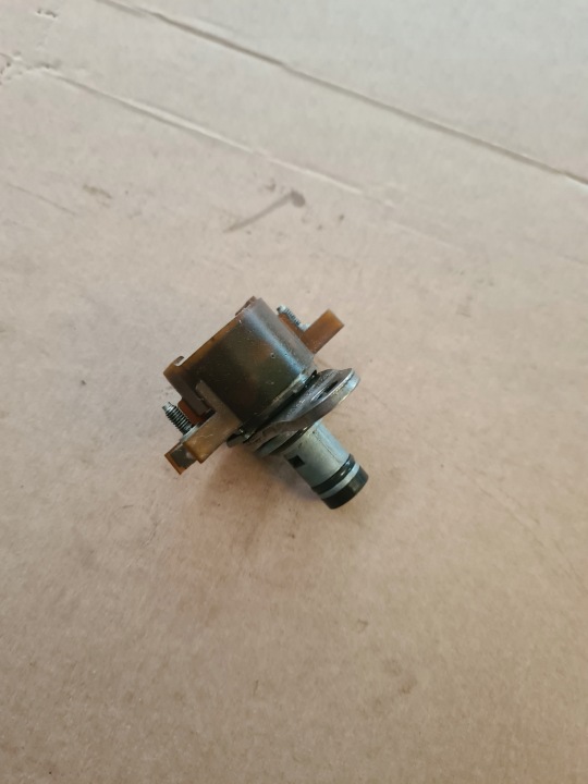Öljynpaineanturin venttiili sylinterikannelle Ford F-MAX 500 DC 038047 181850