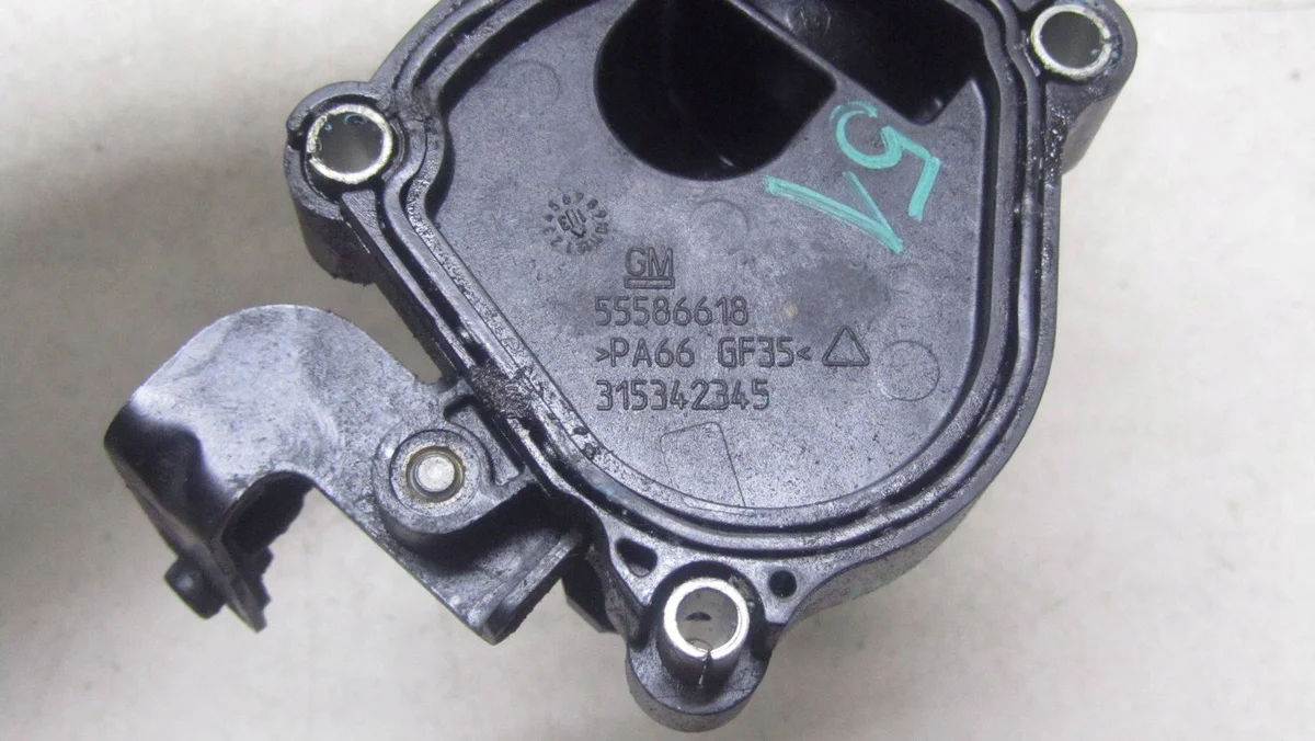 Opel Zafira C öljyntäyttöaukko 55586618 image 4