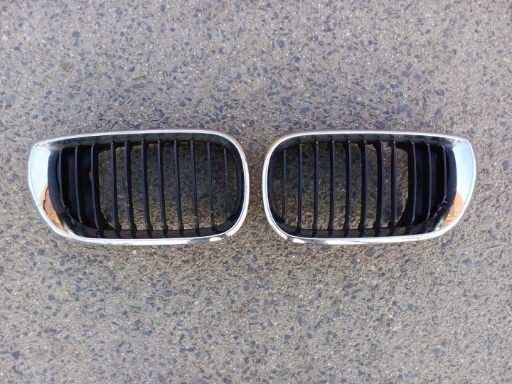 BMW 3 E46 Etu oikea puskurin säleikkö 51137042962 7042962