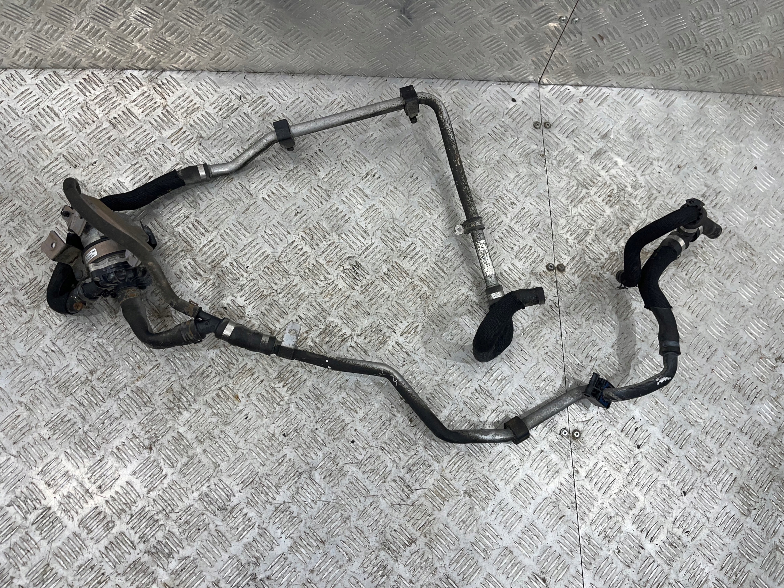 Extra vattenpump ledning Mercedes G-klass W463 63 AMG A4635005831 image 2