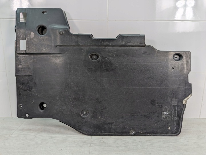 Moottorin alasuojus vasen Volkswagen 5Q0825505