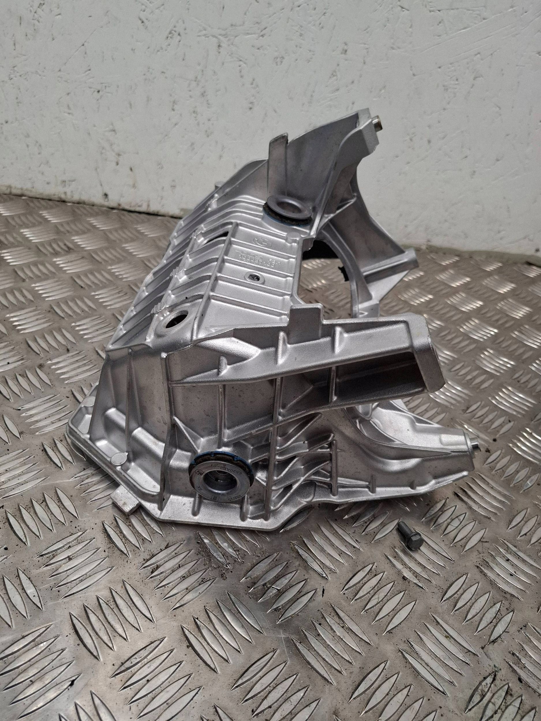 BMW iX1 U11 Support compresseur clim 7412710 335A205E803 image 6