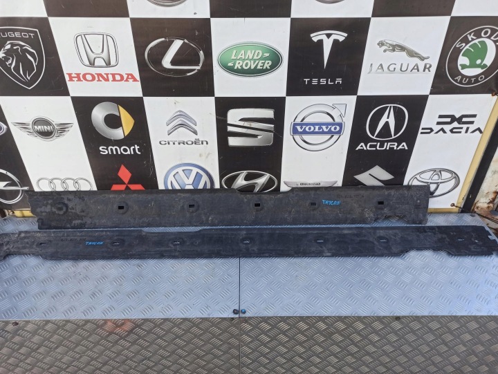 Porsche Taycan 4S lattiapeite vasen oikea 9J1825102 9J1825101A
