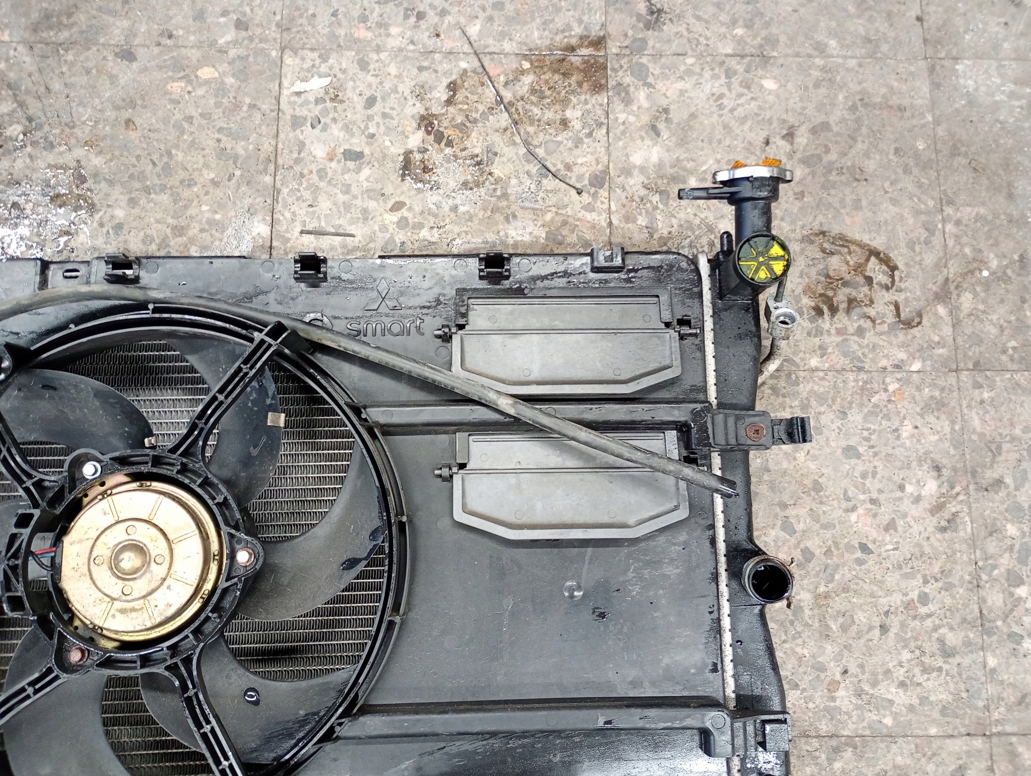 1350a071 radiator fan complete front belt Mitsubishi Colt Z30 1.3 image 3