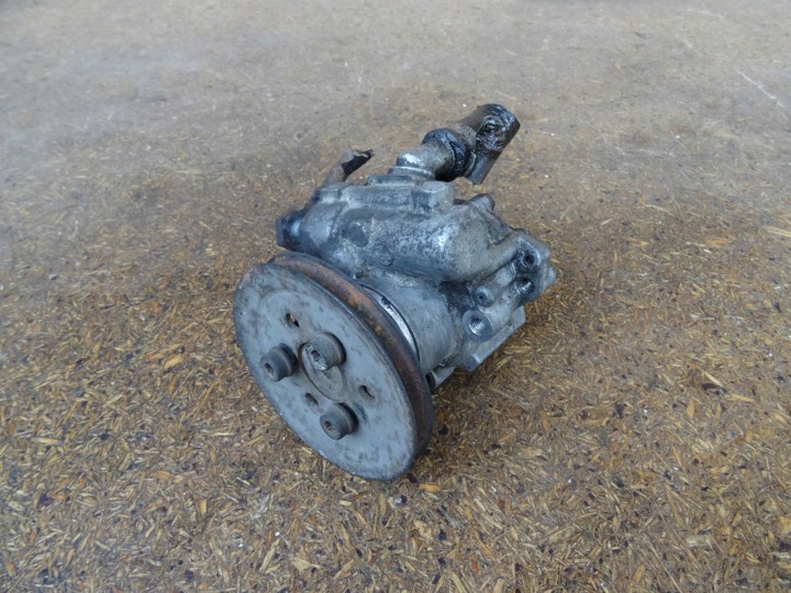 VW GOLF III GTI 2.0 16V ABF Ohjaustehostimen pumppu 95 bar 357422155C 7691955117