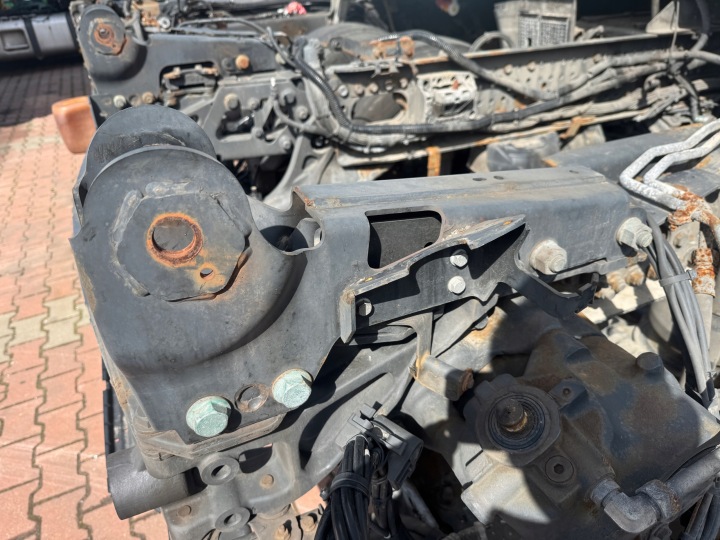 Ohjaamon kiinnitystuki vasen Mercedes Antos Actros MP 4 A9613102458