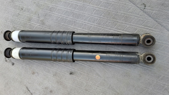 RENAULT CLIO IV REAR SHOCK ABSORBERS OEM 562101993R FULL SET